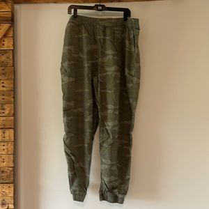NWT SO’s camouflage joggers